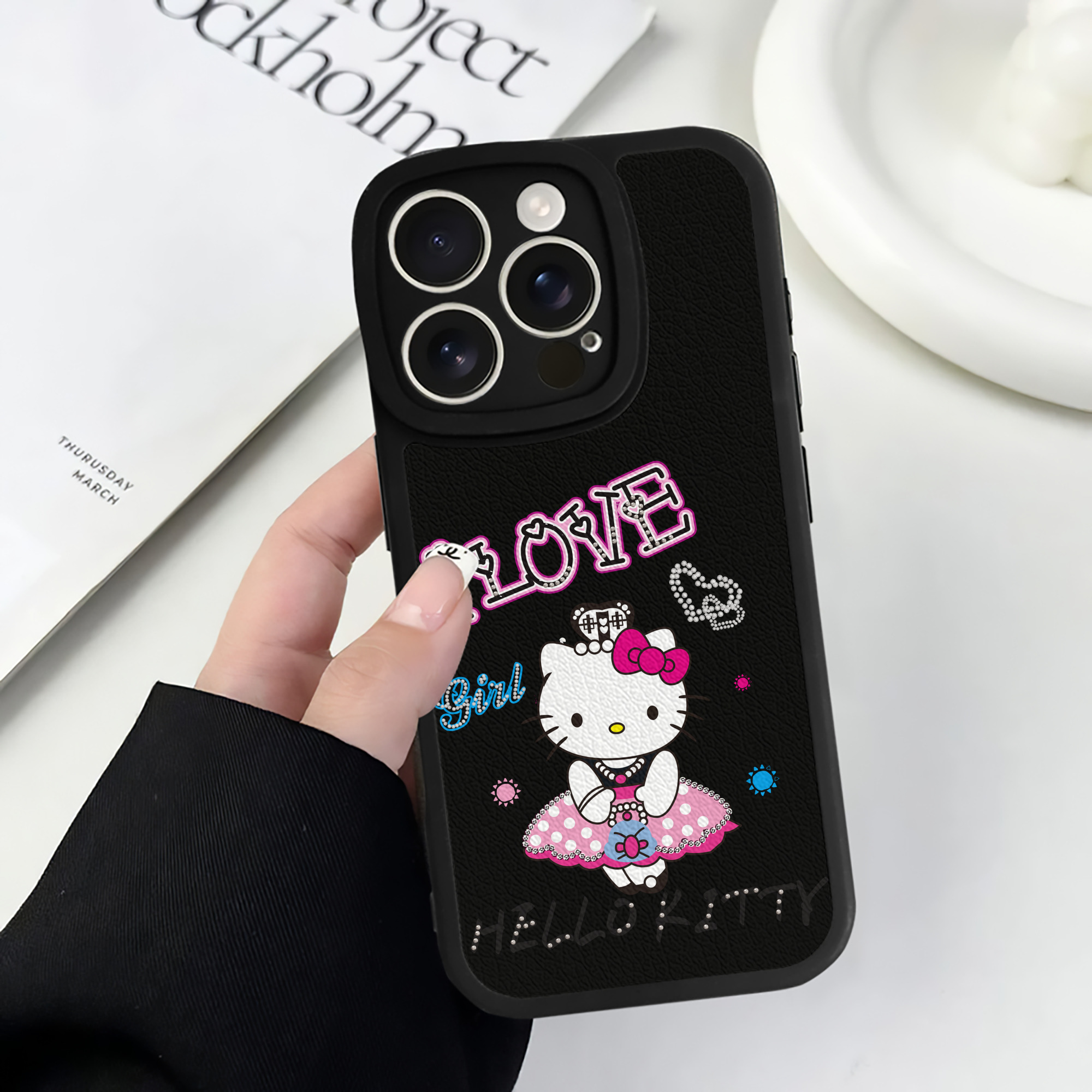 （画像用） Hello Kitty ハローキティ 【iPhone 16シリーズ対応】シリコンスマホケース（レザー調） 材質：シリコン
